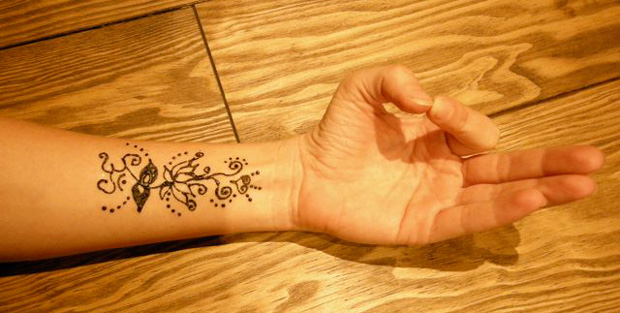 Minimal Wrist Mehndi Design Photos