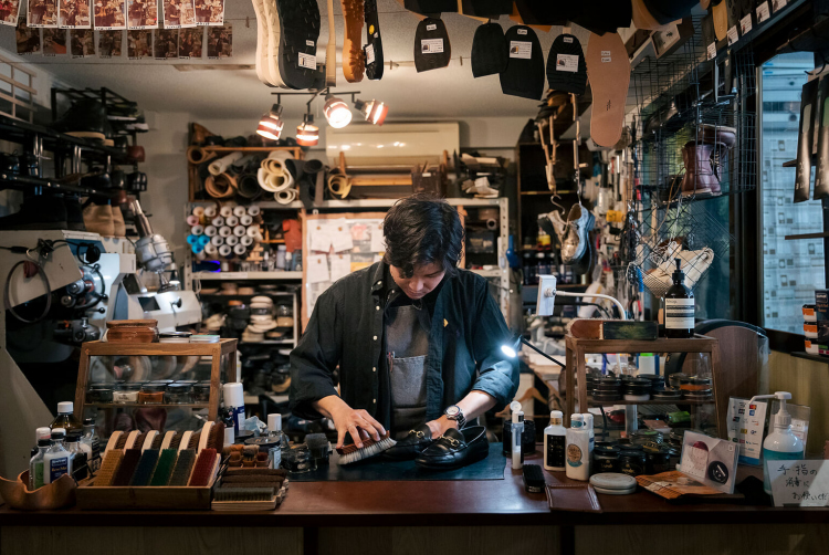 Shoe shine shop store